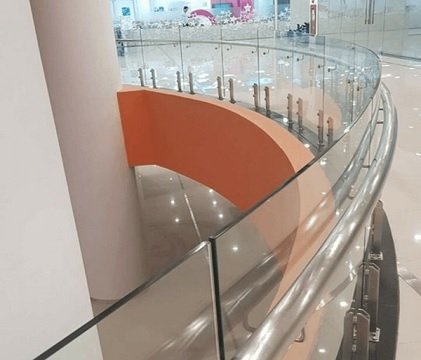 Mẫu hành lang dùng kính cường lực
